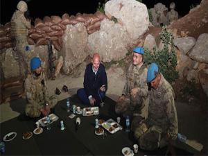 Bakan Soylu Namaz Dağı'nda askerlerle iftar açtı