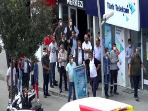 SOSYAL MESAFEYİ UNUTTULAR, ŞÜHPELİ PAKETİN PATLATILMASINI MERAKLI BAKIŞLARLA İZLEDİLER!