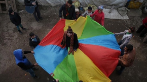 İzmir'de naylon çadırda 'mutluluk' oyunu